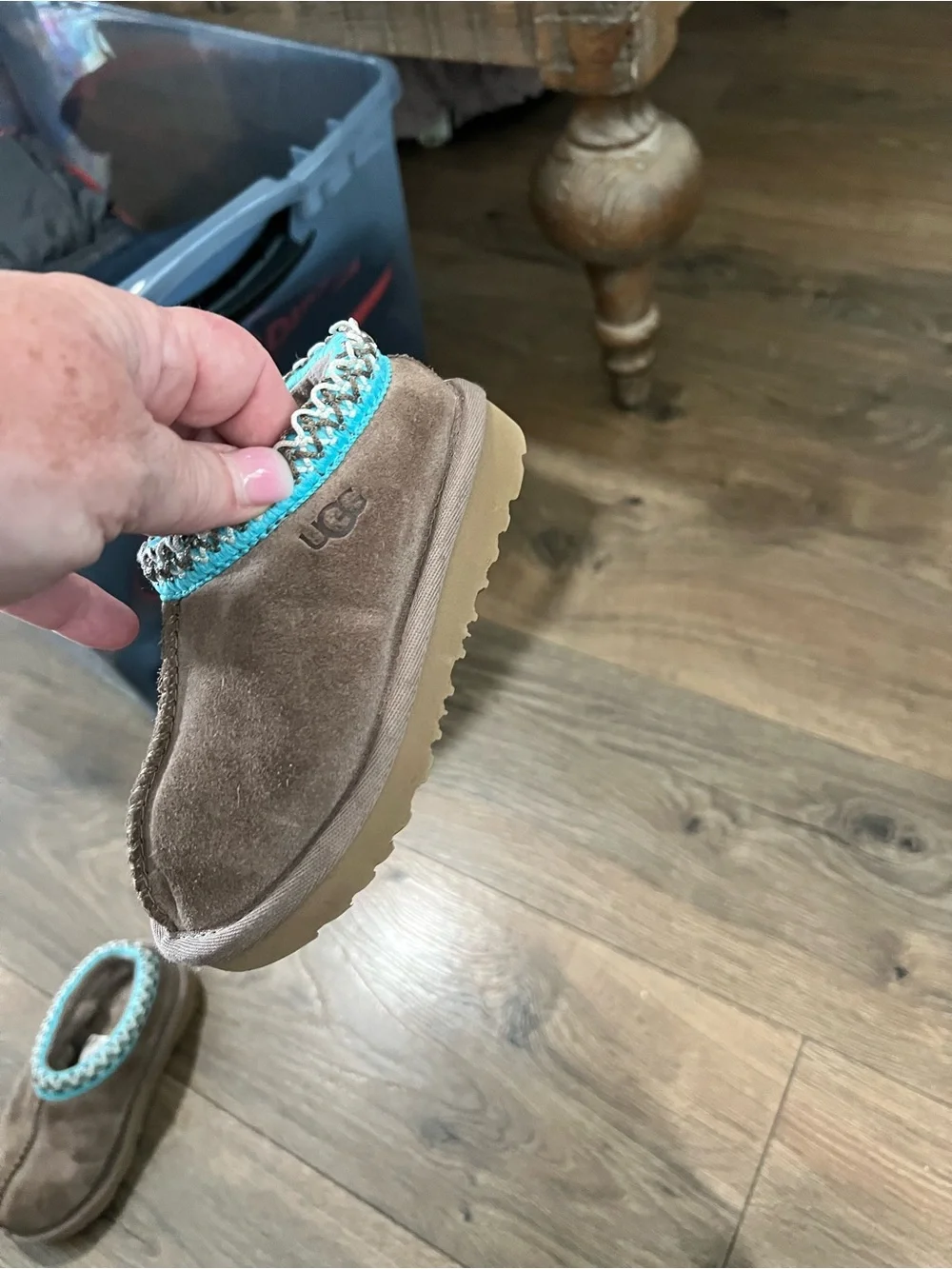 UGG Kids Taz in Slippers with Turquoise Trim size 7 girls in chestnut